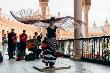 SEVILLE SPAIN, 1 Mayıs 2018: Geleneksel flamenko elbisesiyle dans eden kadın