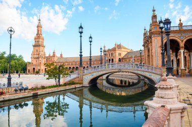 İspanya, Seville 'deki güzel plaza de espaa meydanı