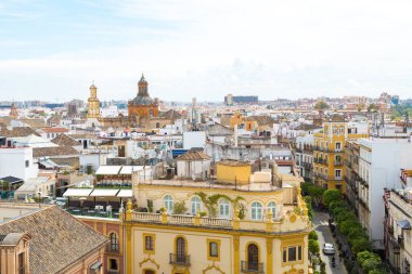 Arka planında Giralda kulesi çanı olan Sevilla 'nın eski kasabasının panoramik manzarası