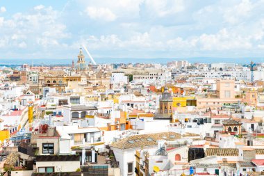 Arka planında Giralda kulesi çanı olan Sevilla 'nın eski kasabasının panoramik manzarası