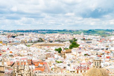 Arka planında Giralda kulesi çanı olan Sevilla 'nın eski kasabasının panoramik manzarası