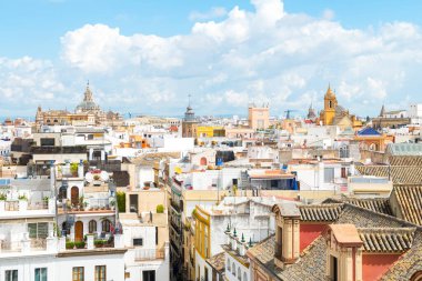 Arka planında Giralda kulesi çanı olan Sevilla 'nın eski kasabasının panoramik manzarası