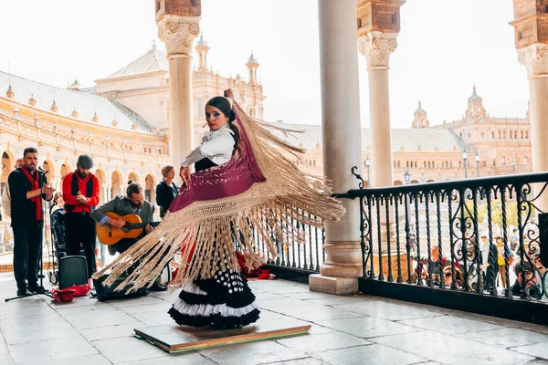 Seville Spanien Mai 2018 Frau Tanzt Traditionellen Flamenco Kleid — Stockfoto