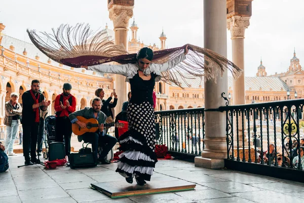 SEVILLE SPAIN, 1 Mayıs 2018: Geleneksel flamenko elbisesiyle dans eden kadın