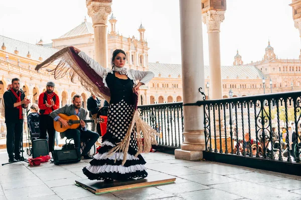 Seville Spanien Mai 2018 Frau Tanzt Traditionellen Flamenco Kleid — Stockfoto