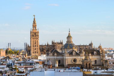 Arka planında Giralda kulesi çanı olan Sevilla 'nın eski kasabasının panoramik manzarası