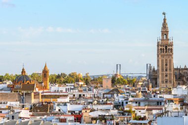Arka planında Giralda kulesi çanı olan Sevilla 'nın eski kasabasının panoramik manzarası