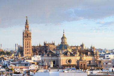 Arka planında Giralda kulesi çanı olan Sevilla 'nın eski kasabasının panoramik manzarası