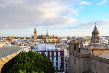 Arka planında Giralda kulesi çanı olan Sevilla 'nın eski kasabasının panoramik manzarası