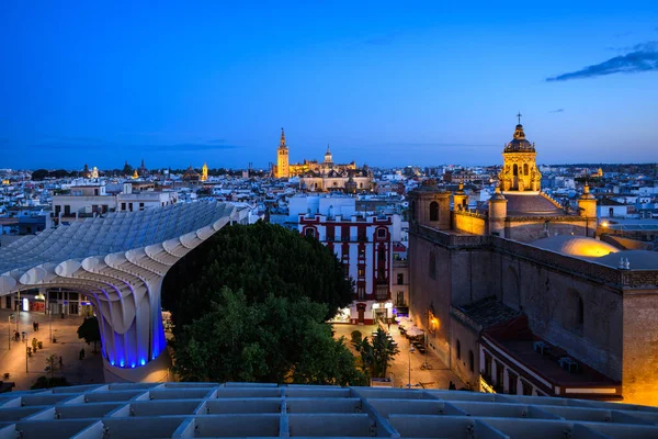 Arka planında Giralda kulesi çanı olan Sevilla 'nın eski kasabasının panoramik manzarası