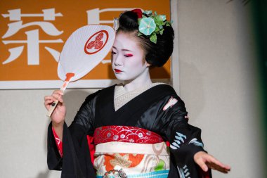Kyoto, Japonya. 7 Ağustos 2018: Japon geleneksel dansını gösteren Maiko çırağı