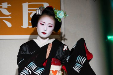 Kyoto, Japonya. 7 Ağustos 2018: Japon geleneksel dansını gösteren Maiko çırağı