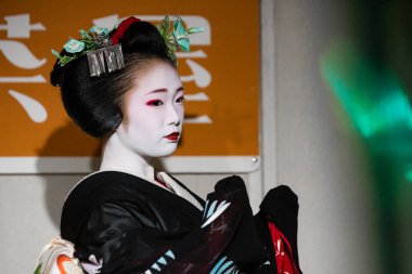 Kyoto, Japonya. 7 Ağustos 2018: Japon geleneksel dansını gösteren Maiko çırağı
