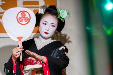 Kyoto, Japonya. 7 Ağustos 2018: Japon geleneksel dansını gösteren Maiko çırağı
