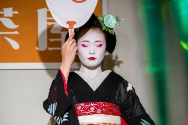 Kyoto, Japonya. 7 Ağustos 2018: Japon geleneksel dansını gösteren Maiko çırağı
