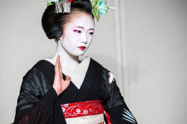 Kyoto, Japonya. 7 Ağustos 2018: Japon geleneksel dansını gösteren Maiko çırağı