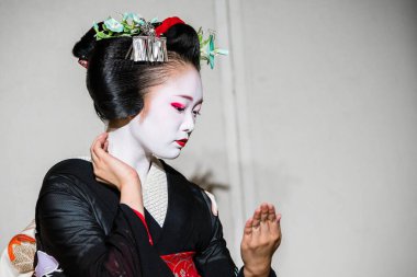 Kyoto, Japonya. 7 Ağustos 2018: Japon geleneksel dansını gösteren Maiko çırağı