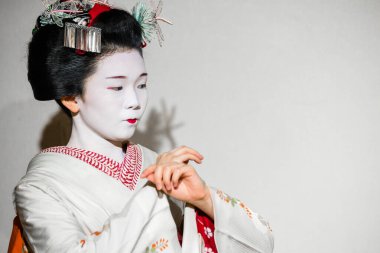 Kyoto, Japonya. 7 Ağustos 2018: Japon geleneksel dansını gösteren Maiko çırağı