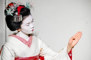 Kyoto, Japonya. 7 Ağustos 2018: Japon geleneksel dansını gösteren Maiko çırağı