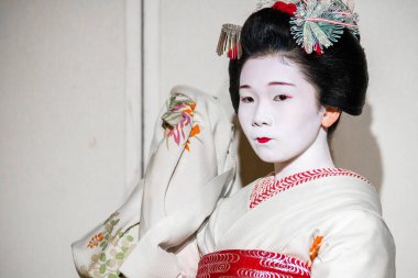 Kyoto, Japonya. 7 Ağustos 2018: Japon geleneksel dansını gösteren Maiko çırağı