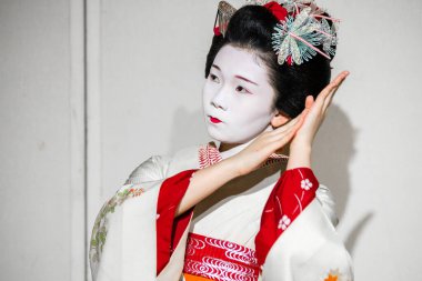 Kyoto, Japonya. 7 Ağustos 2018: Japon geleneksel dansını gösteren Maiko çırağı