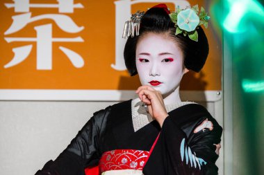 Kyoto, Japonya. 7 Ağustos 2018: Japon geleneksel dansını gösteren Maiko çırağı