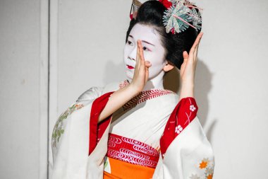 Kyoto, Japonya. 7 Ağustos 2018: Japon geleneksel dansını gösteren Maiko çırağı