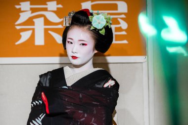 Kyoto, Japonya. 7 Ağustos 2018: Japon geleneksel dansını gösteren Maiko çırağı