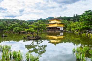 Kinkakuji 'nin ünlü zen binası, Kyoto, Japonya' daki altın pavyon.