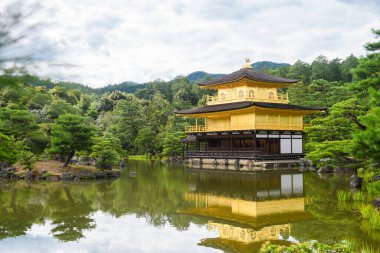 Kinkakuji 'nin ünlü zen binası, Kyoto, Japonya' daki altın pavyon.