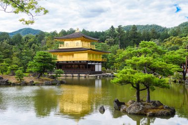Kinkakuji 'nin ünlü zen binası, Kyoto, Japonya' daki altın pavyon.