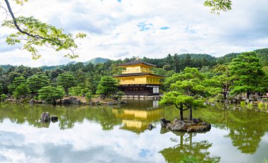 Kinkakuji 'nin ünlü zen binası, Kyoto, Japonya' daki altın pavyon.