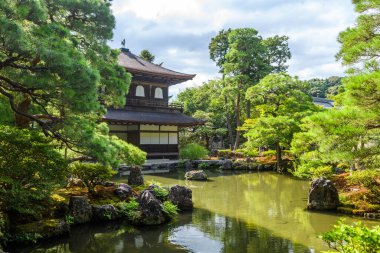 Kyoto, Japonya 'daki inanılmaz Kinkakuji tapınağı.