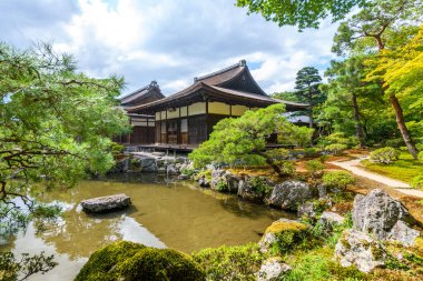 Kyoto, Japonya 'daki inanılmaz Kinkakuji tapınağı.