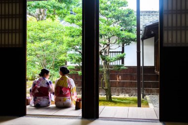 Kyoto, Japonya. 14 Ağustos 2018: Tapınakta geleneksel kimonolu Japon kızları