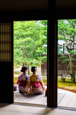 Kyoto, Japonya. 14 Ağustos 2018: Tapınakta geleneksel kimonolu Japon kızları