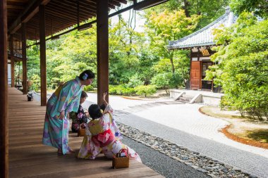Kyoto, Japonya. 14 Ağustos 2018: Tapınakta geleneksel kimonolu Japon kızları