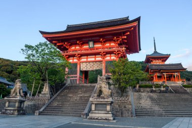 Kyoto 'nun Highashiyama ilçesindeki kiyomizu dera kompleksine giriş