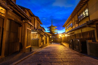 Japonya 'nın Kyoto eski kasabasındaki geleneksel higashiyama sokağı.