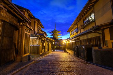 Japonya 'nın Kyoto eski kasabasındaki geleneksel higashiyama sokağı.