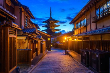Japonya 'nın Kyoto eski kasabasındaki geleneksel higashiyama sokağı.