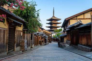 Japonya 'nın Kyoto eski kasabasındaki geleneksel higashiyama sokağı.