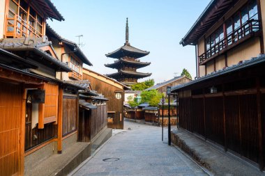 Japonya 'nın Kyoto eski kasabasındaki geleneksel higashiyama sokağı.
