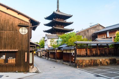 Japonya 'nın Kyoto eski kasabasındaki geleneksel higashiyama sokağı.