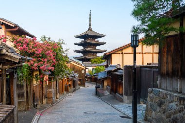 Japonya 'nın Kyoto eski kasabasındaki geleneksel higashiyama sokağı.