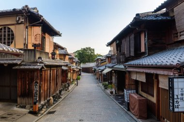 Kyoto, Japonya. 11 Ağustos 2018: Kyoto eski kasabası, Japonya 'nın geleneksel Higashiyama sokağı
