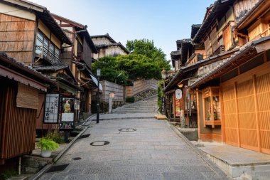 Kyoto, Japonya. 11 Ağustos 2018: Kyoto eski kasabası, Japonya 'nın geleneksel Higashiyama sokağı
