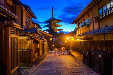 Japonya 'nın Kyoto eski kasabasındaki geleneksel higashiyama sokağı.