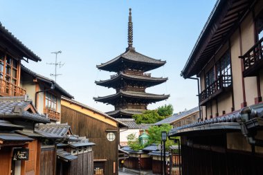Japonya 'nın Kyoto eski kasabasındaki geleneksel higashiyama sokağı.