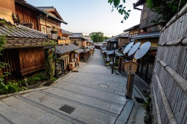 Kyoto, Japonya. 11 Ağustos 2018: Kyoto eski kasabası, Japonya 'nın geleneksel Higashiyama sokağı
